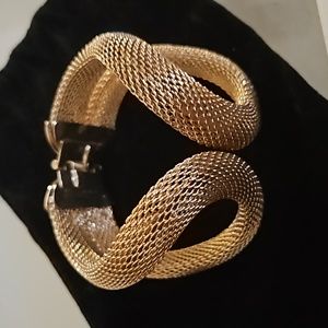 Gold Tone Mesh Spring Bangle Bracelet.  Nice 1990s style mesh bracelet.